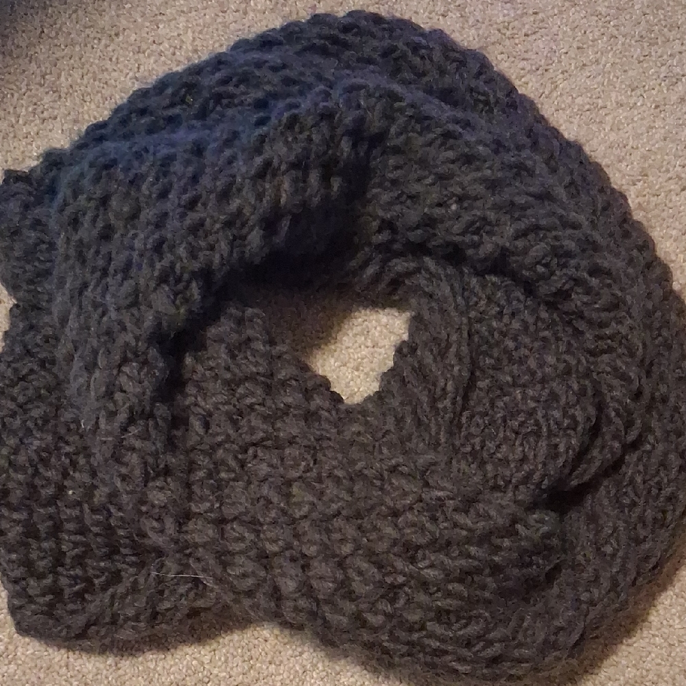 Like New Old Navy Dark Gray Knit Scarf